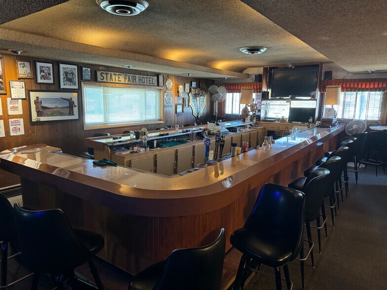 More Photos Of 8101 W Greenfield, Milwaukee Bar For Sale