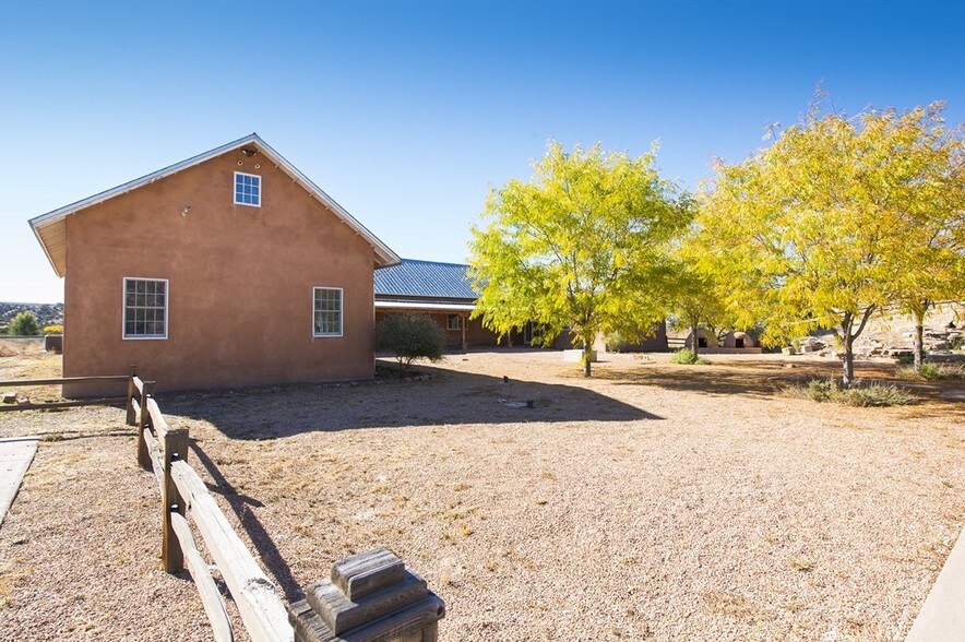 More Photos Of 5 Banana Ln, Santa Fe Freestanding For Lease