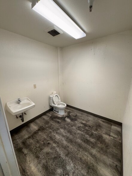 More Photos Of 2400-2496 Teagarden St, San Leandro Warehouse For Lease