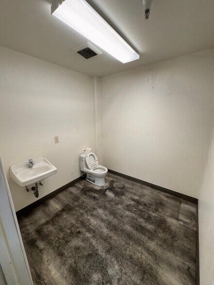 More Photos Of 2400-2496 Teagarden St, San Leandro Warehouse For Lease