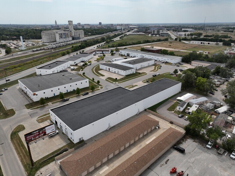 More Photos Of 2600 Kimco Ct, Lincoln Warehouse For Lease