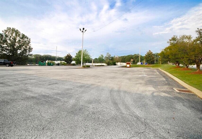 More Photos Of 2095-2103 S Highland Ave, Jackson Storefront Retail Office For Lease