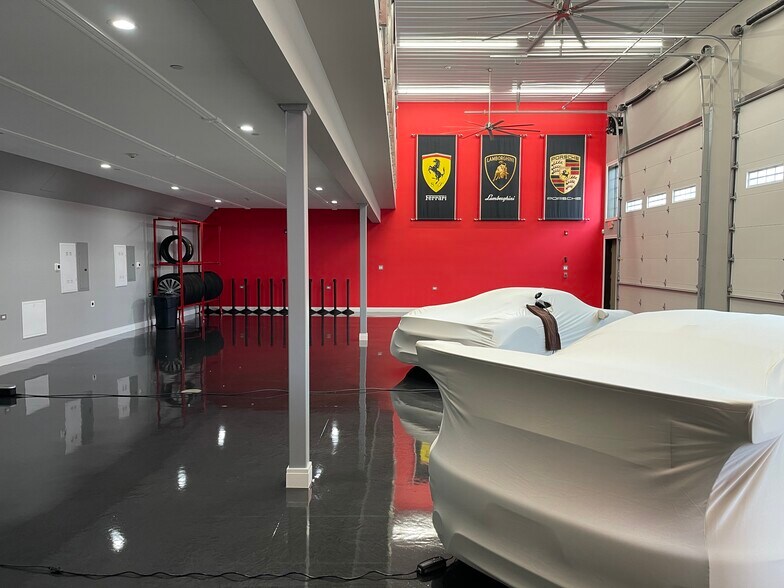 More Photos Of 2220 Ferry Rd, Naperville Showroom For Sale