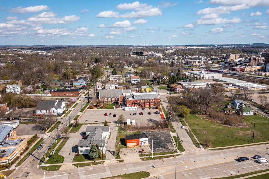 More Photos Of 180 Orchard Lake Rd, Pontiac Convenience Store For Sale