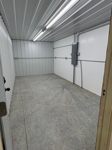 More Photos Of 2976 73rd St, Atkins Flex For Lease