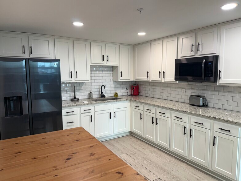 More Photos Of 6565 Beach Blvd, Jacksonville Loft Creative Space For Lease