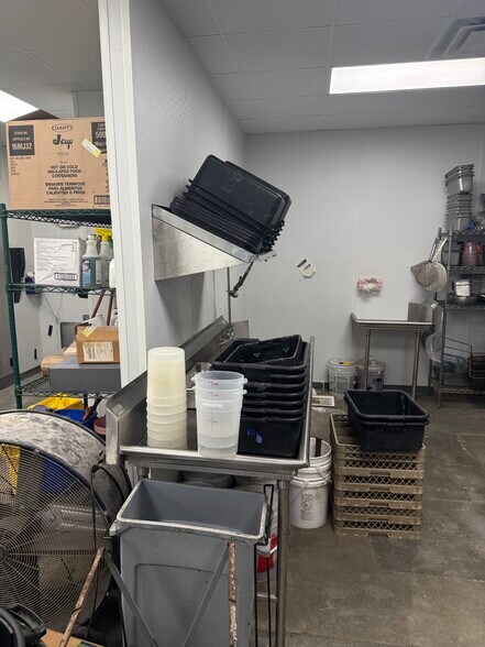 More Photos Of 5681 Nevius Rd, Mobile Restaurant For Lease