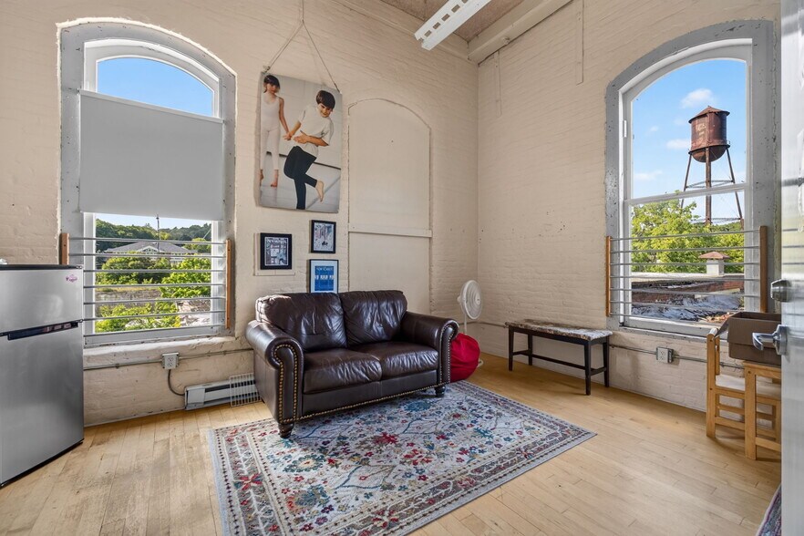 More Photos Of 420 Park St, Housatonic Flex For Sale