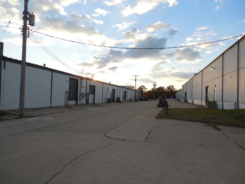 Primary Photo Of 3135 S Scenic Ave, Springfield Distribution For Lease
