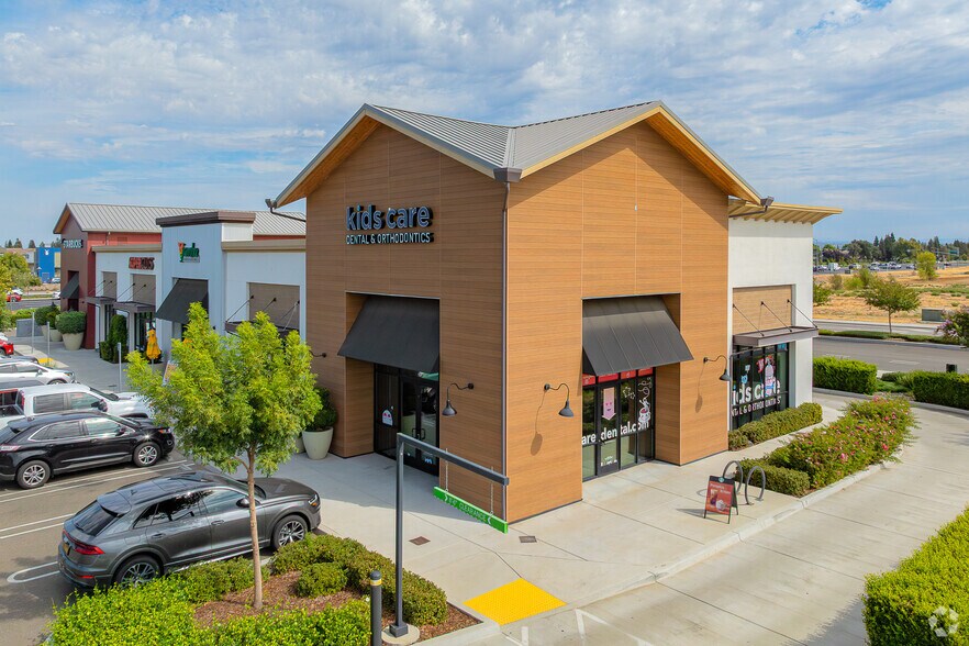 More Photos Of 140 Roseville Pky, Roseville Storefront For Lease