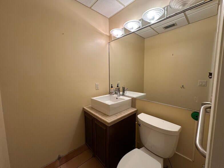 More Photos Of 7800 W Oakland Park Blvd, Sunrise Medical For Sale