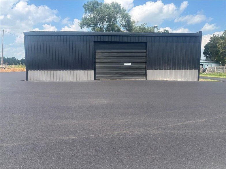More Photos Of 1937 Maple Ave, Mattoon Warehouse For Sale