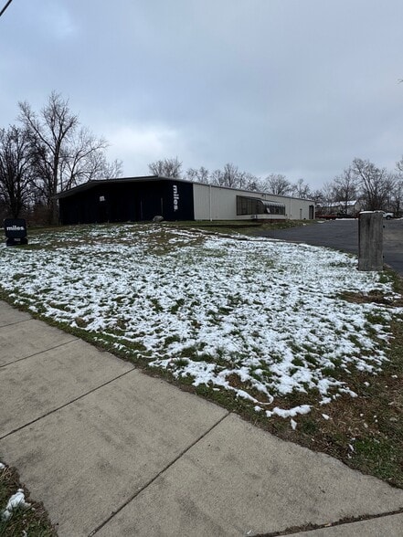 Primary Photo Of 7032 N Dixie Dr, Dayton Warehouse For Lease