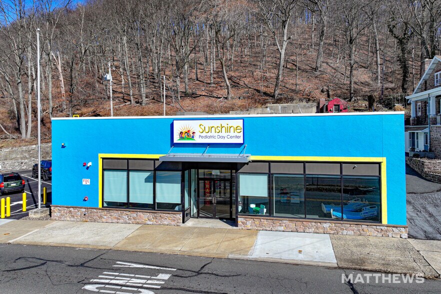 Primary Photo Of 2201 Dengler St, Mount Penn Medical For Sale