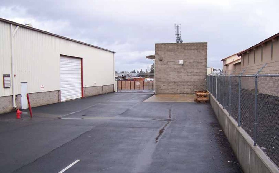 More Photos Of 110 SE 9th St, Bend Manufacturing For Lease