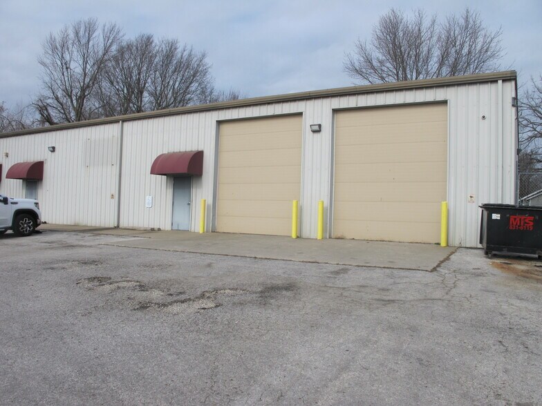 More Photos Of 1411 W Phelps St, Springfield Service For Lease