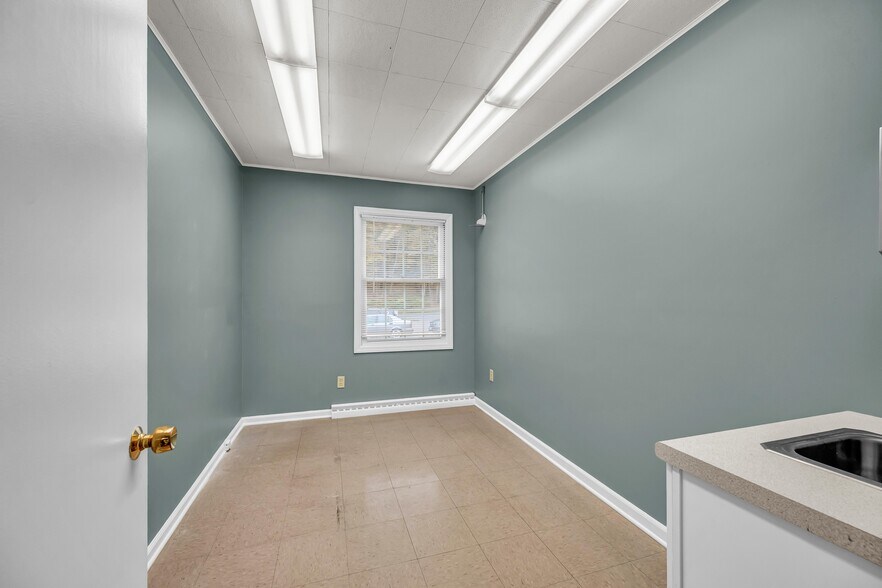 More Photos Of 172 Mount Pleasant Rd, Newtown Medical For Lease