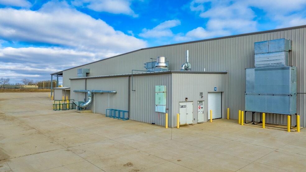 More Photos Of 805 48th Ave W, Williston Manufacturing For Sale