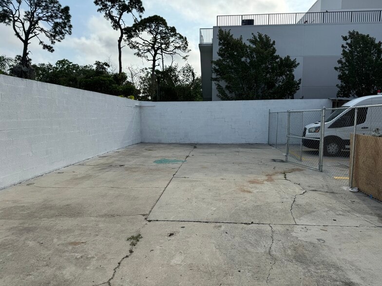More Photos Of 3047 Terrace Ave, Naples Warehouse For Lease