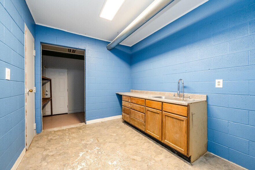 More Photos Of 641 S Crystal Ave, Benton Harbor Winery Vineyard For Sale