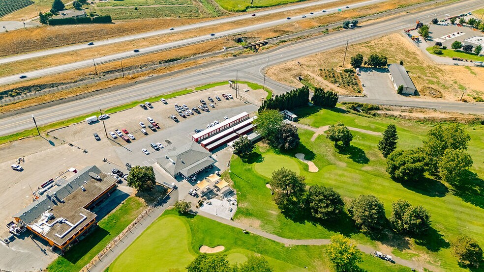 More Photos Of 31 Ray Rd, Sunnyside Sports And Entertainment For Sale