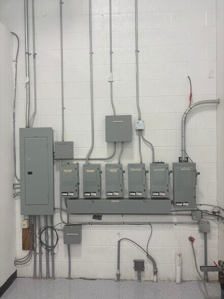 More Photos Of 5900 Rhodes Dr, Windsor Distribution For Lease