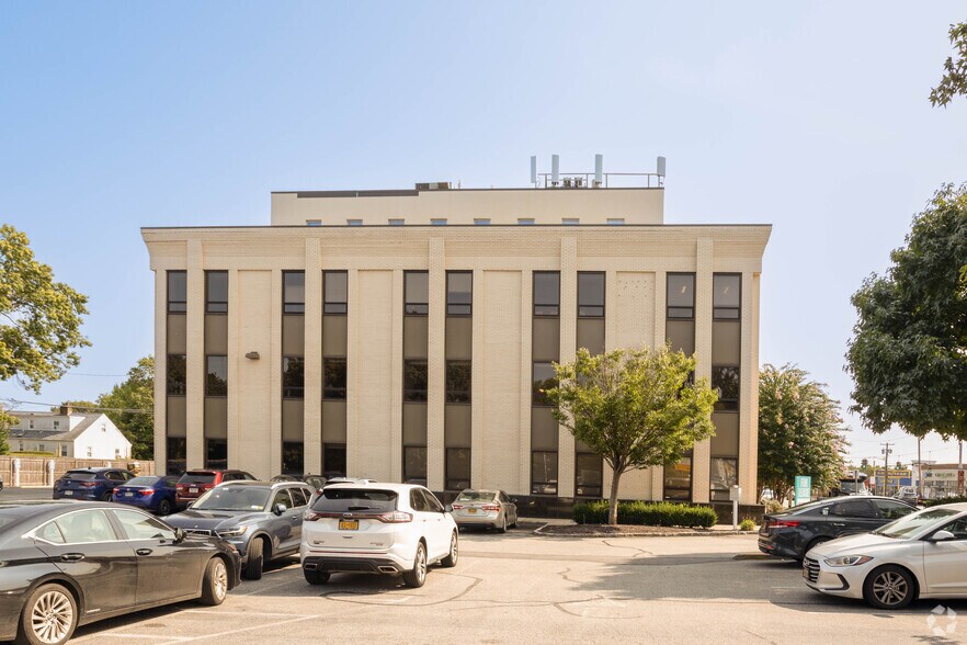 More Photos Of 375 N Broadway, Jericho Office For Sale