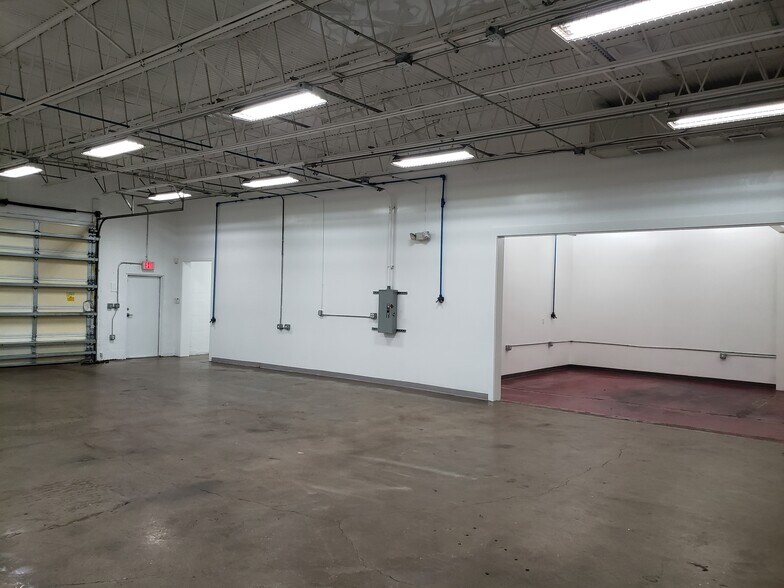 More Photos Of 3059-3061 SE Monroe St, Stuart Warehouse For Lease