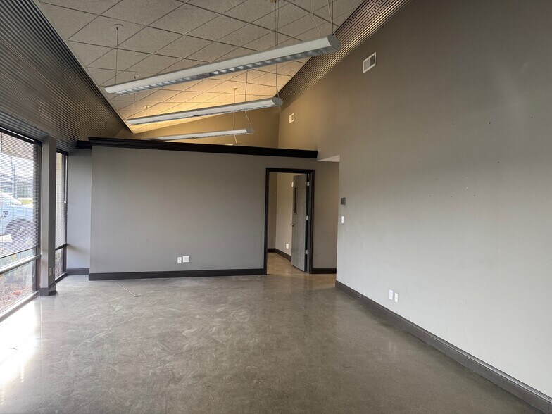 More Photos Of 3250-3268 Ruckriegel Pky, Louisville Light Manufacturing For Lease