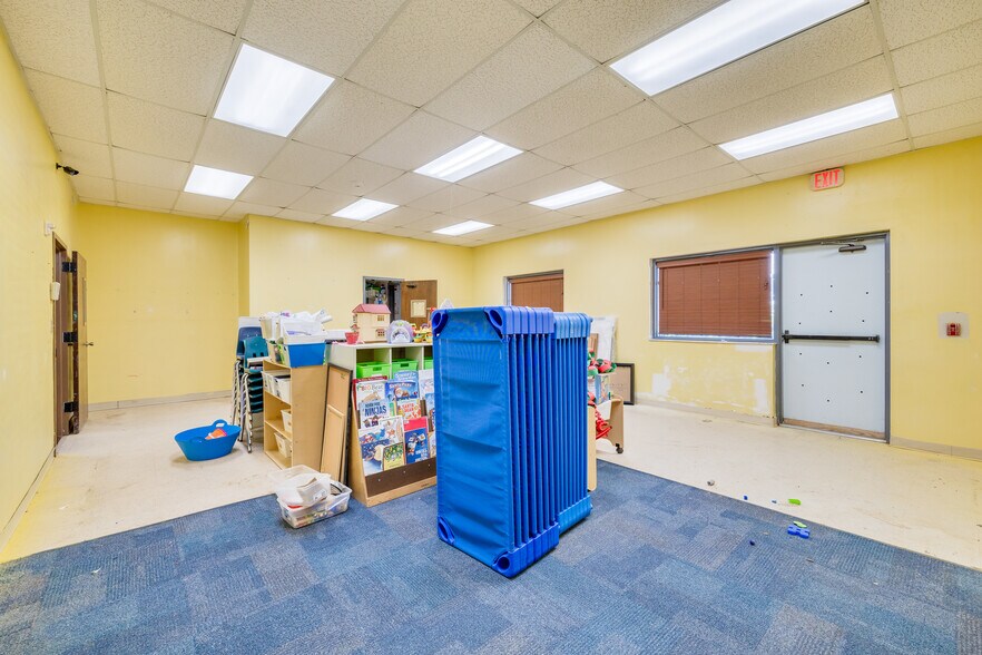 More Photos Of 3170 N McMullen Booth Rd, Clearwater Schools For Lease