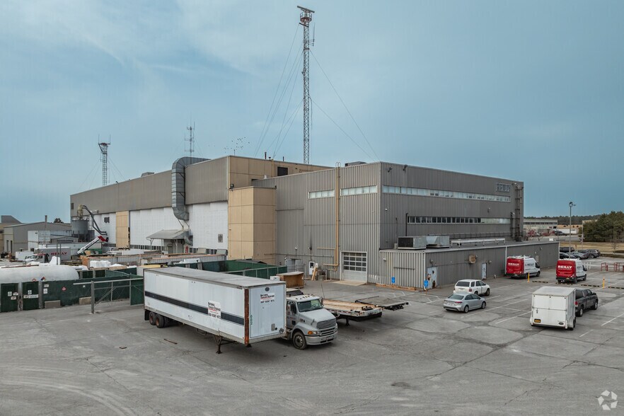More Photos Of 901-931 Burman Blvd, Calverton Manufacturing For Lease