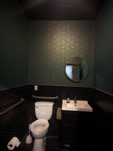 More Photos Of 581 Myrtle Ave, Brooklyn Restaurant For Lease