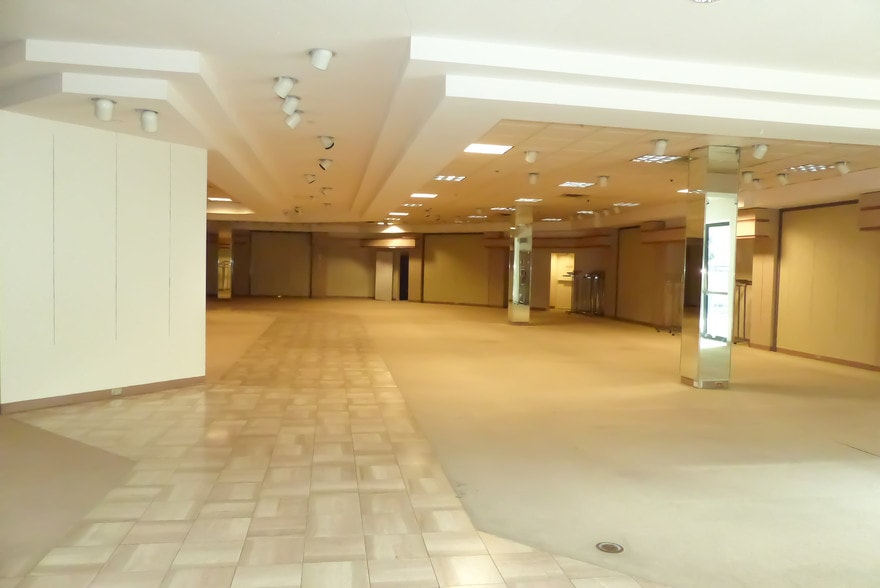 More Photos Of 550 Galleria Dr, Johnstown Department Store For Lease