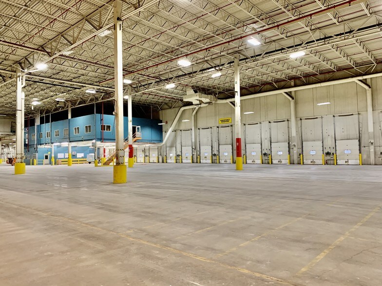 More Photos Of 1717 Lawrence Dr, De Pere Distribution For Lease