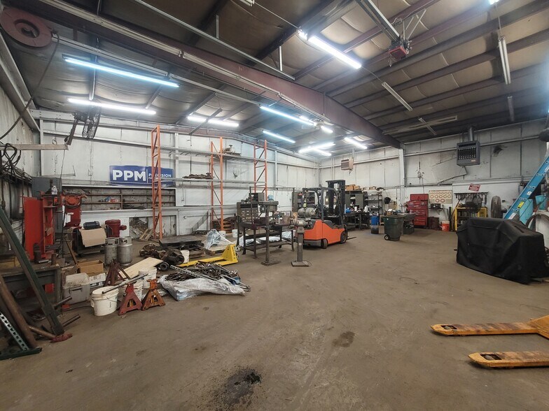 More Photos Of 9947 Express Dr, Highland Warehouse For Lease