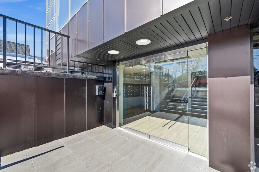 More Photos Of 22801 Ventura Blvd, Woodland Hills Office For Lease