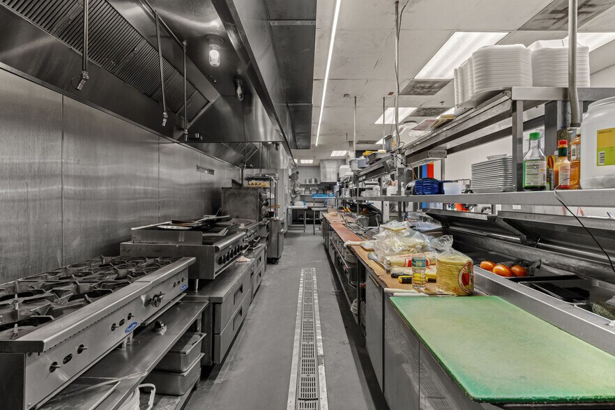 More Photos Of 1025 Industrial Dr, Crestview General Retail For Sale