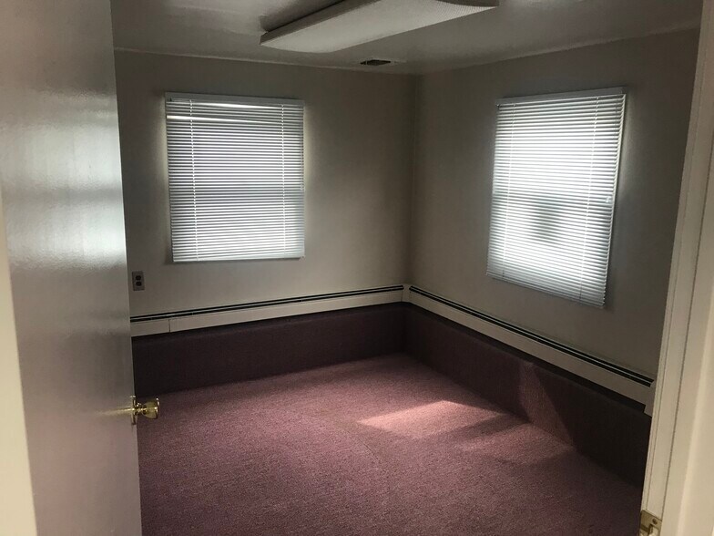 More Photos Of 1008 W Jericho Tpke, Smithtown Office For Lease