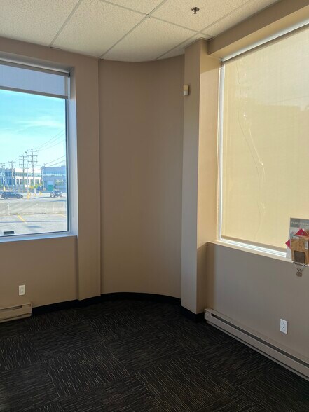 More Photos Of 4960 Rue Levy, Saint-Laurent Unknown For Lease