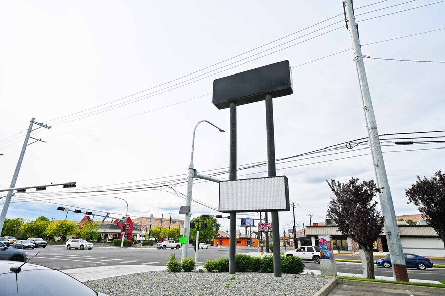 More Photos Of 905 N 1st St, Yakima Restaurant For Sale