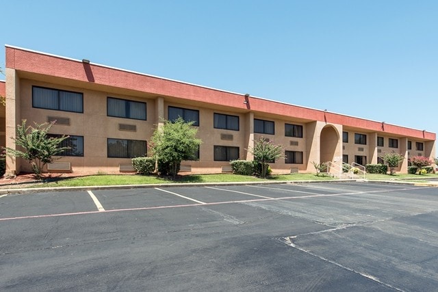More Photos Of 3605 S US Highway 75, Sherman Hotel For Lease