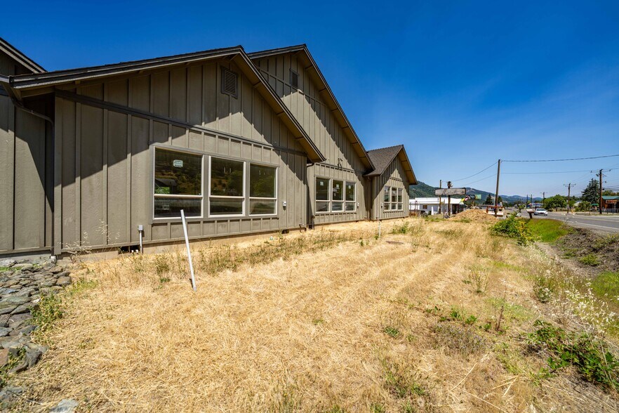 More Photos Of 209 S Old Pacific Hwy, Myrtle Creek Office For Sale