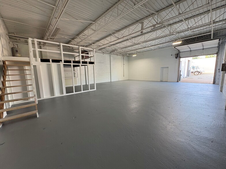 More Photos Of 32722 W 8 Mile Rd, Farmington Hills Warehouse For Lease