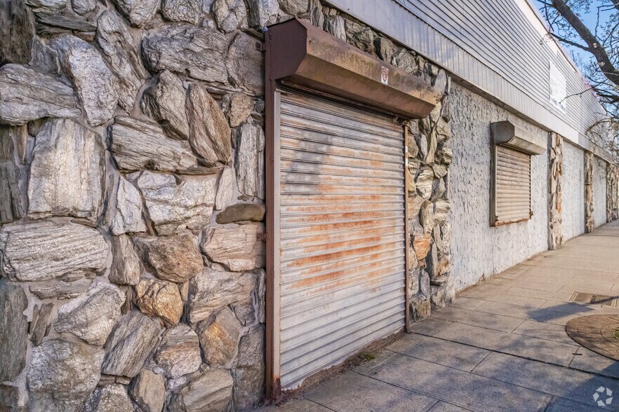 More Photos Of 1500-1540 New York Ave, Huntington Station Office For Sale