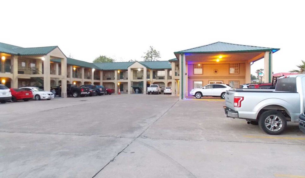 More Photos Of 207 US Highway 77 S, Hallettsville Hotel For Sale