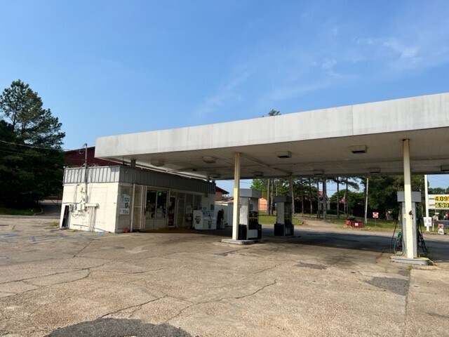 Primary Photo Of 515 W Madison Ave, Bastrop Convenience Store For Sale