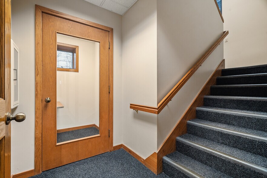 More Photos Of 812 Cormier Rd, Ashwaubenon Office For Lease