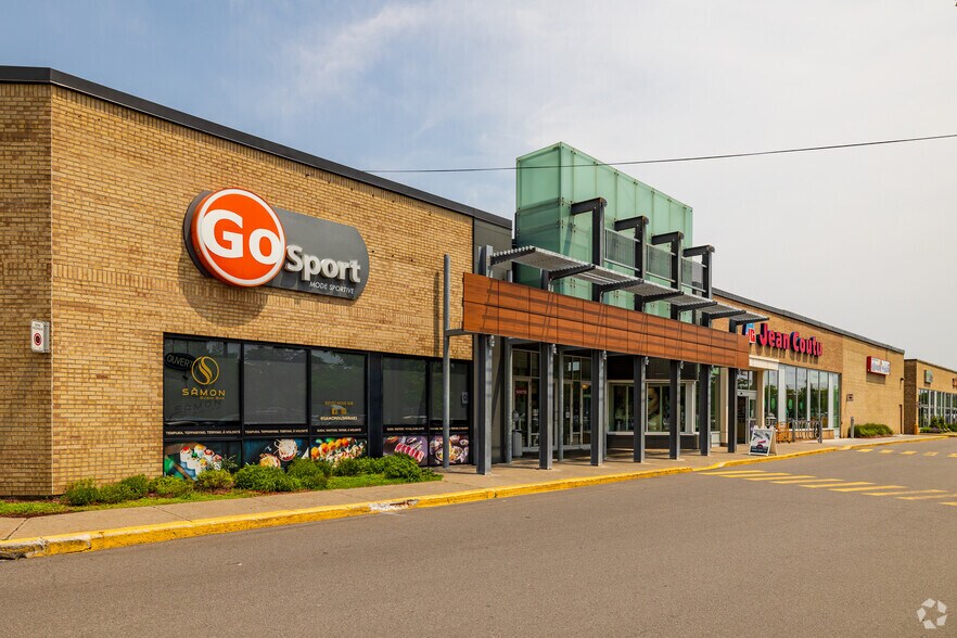 More Photos Of 999-1001 Boul De Montarville, Boucherville Storefront Retail Office For Lease