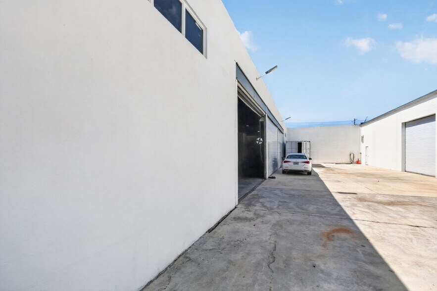 More Photos Of 4029 NW 25th St, Miami Warehouse For Lease