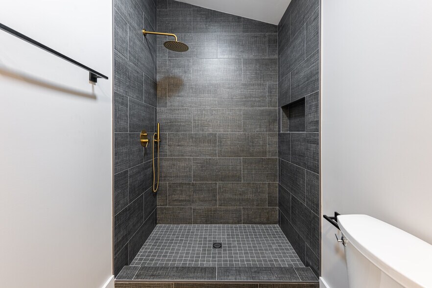 More Photos Of 153 Hackleburg Ln, Hendersonville Multifamily For Sale